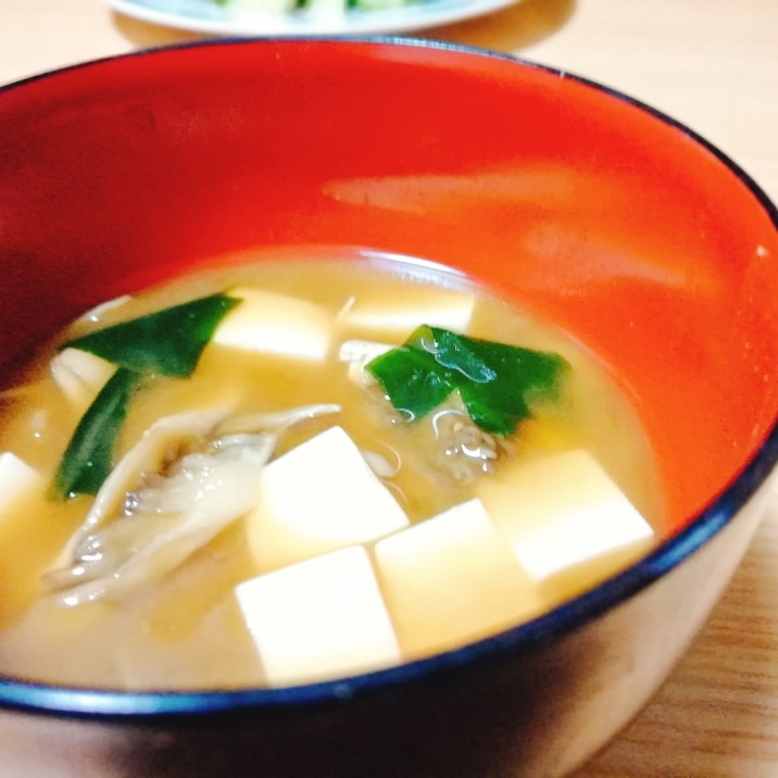 豆腐と舞茸とわかめの味噌汁